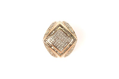 Lot 814 - A diamond dress ring