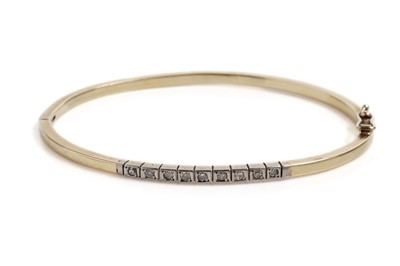 Lot 799 - A diamond bangle