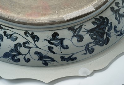 Lot 331 - A large modern Chinese charger