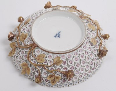 Lot 1008 - A pair of Meissen 'Schneeballen' covered cups and saucers