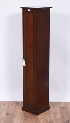Lot 106 - An early 20th Century mahogany gun cabinet