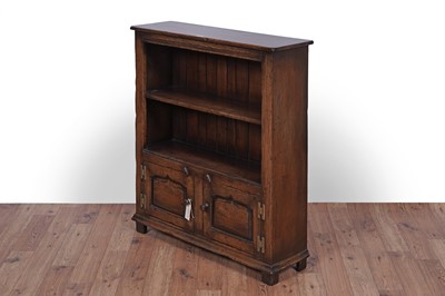 Lot 116 - Titchmarsh and Goodwin: a Georgian style oak bookcase