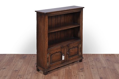 Lot 116 - Titchmarsh and Goodwin: a Georgian style oak bookcase