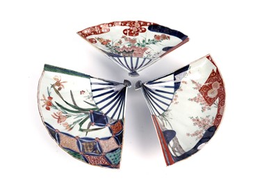 Lot 902 - Three Japanese fan serving dishes