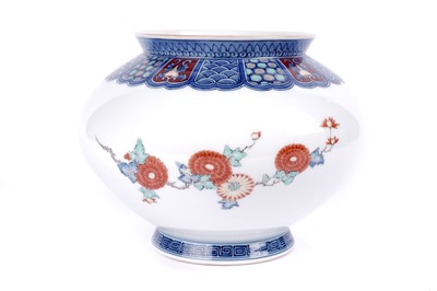 Lot 921 - A Japanese kakiemon palette jardinière