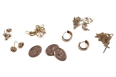 Lot 804 - A selection of gold jewellery