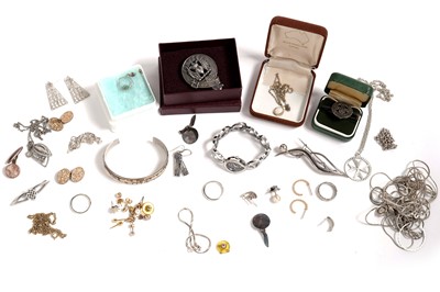 Lot 826 - A selection of silver and costume jewellery