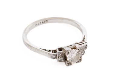 Lot 727 - An Art Deco solitaire diamond ring