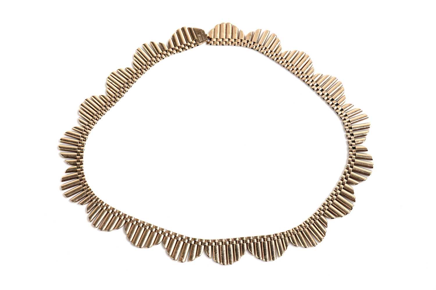 Lot 726 - A 9ct yellow gold scalloped fringe necklace