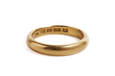 Lot 719 - A 22ct carat yellow gold wedding ring