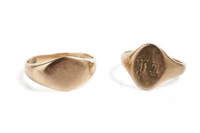 Lot 725 - Two 18ct gold signet rings