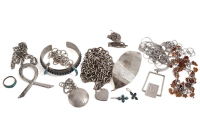 Lot 735 - A selection of silver and other jewellery