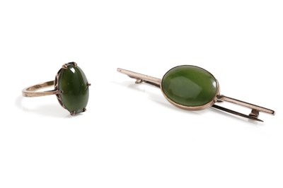 Lot 853 - A nephrite jade cabochon cocktail ring and bar brooch