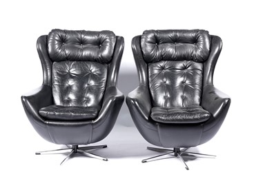 Lot 61 - A pair of Vono ‘Penthouse’ egg chairs