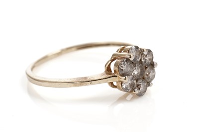 Lot 604 - A diamond flower cluster ring