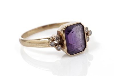 Lot 616 - An amethyst and diamond dress ring