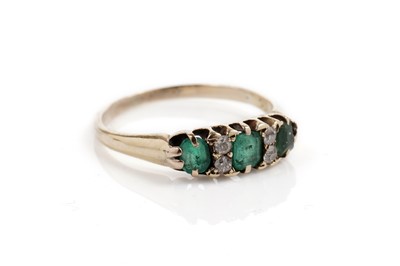 Lot 608 - An emerald and diamond ring