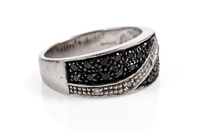 Lot 610 - A diamond and black diamond dress ring