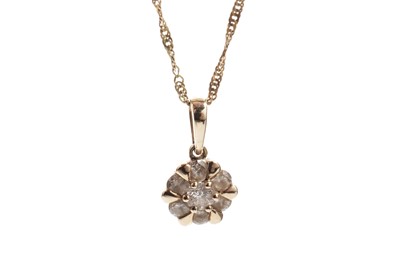 Lot 600 - A diamond flower cluster pendant necklace