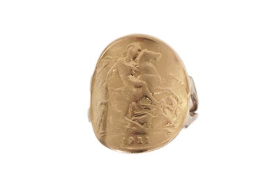 Lot 636 - A George V half sovereign ring