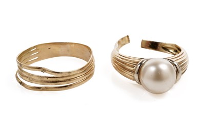 Lot 706 - A cultured pearl cocktail ring and a yellow gold band