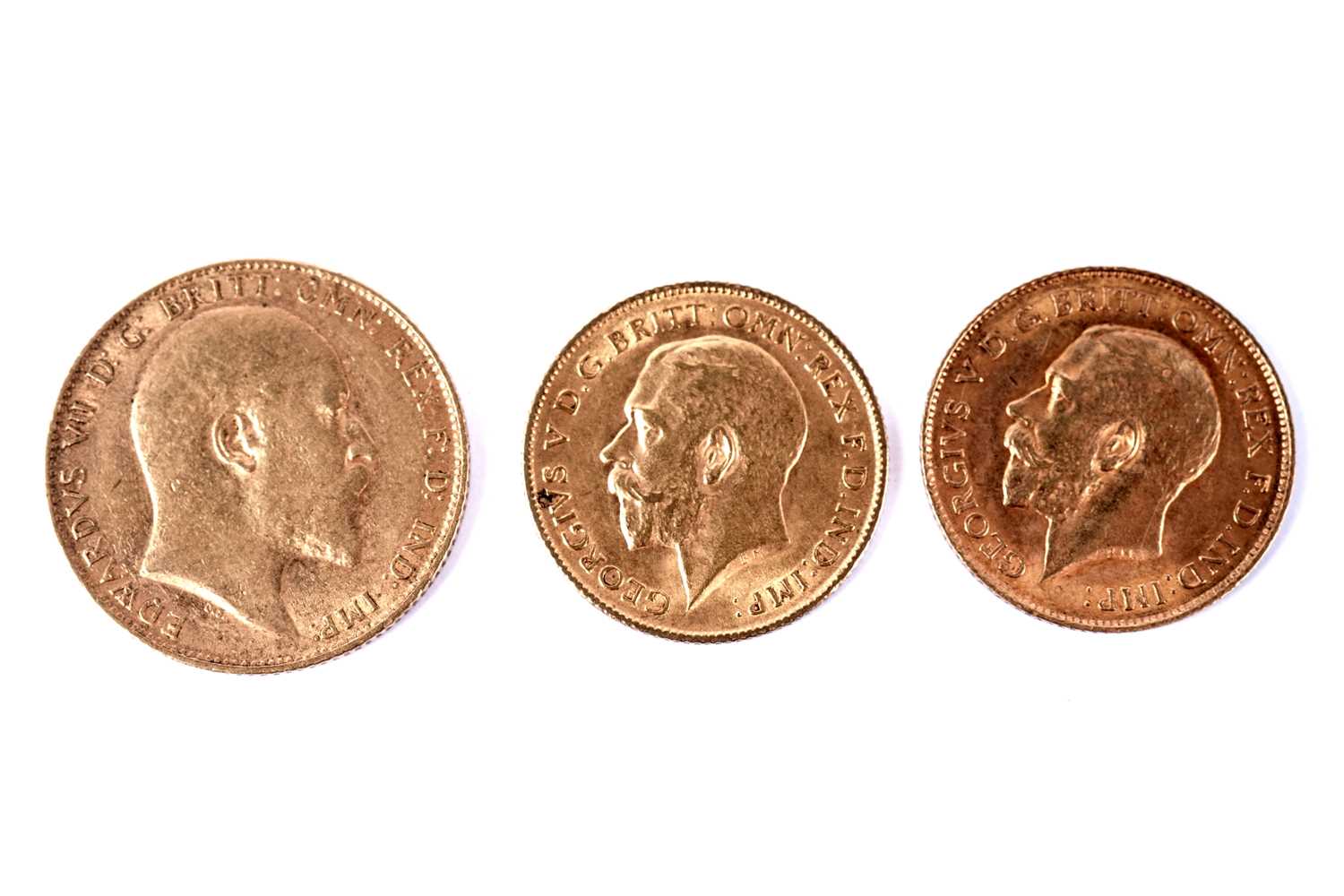 Lot 1206 - An Edward VII gold sovereign; and two later half-sovereigns