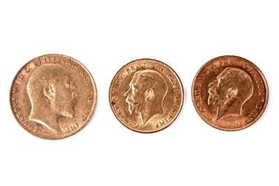 Lot 1206 - An Edward VII gold sovereign; and two later half-sovereigns