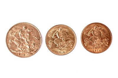 Lot 1206 - An Edward VII gold sovereign; and two later half-sovereigns