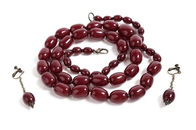 Lot 812 - A cherry amber style bead necklace and drop earrings