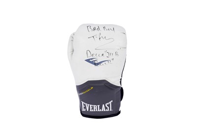 Lot 204 - ﻿An Everlast Evershield boxing glove signed by Tyson Fury