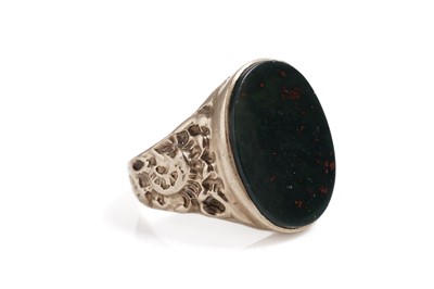 Lot 832 - A bloodstone signet ring