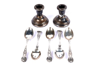 Lot 1090 - An Edward VII set of five Kings pattern silver teaspoons; and two silver plated dwarf candlesticks