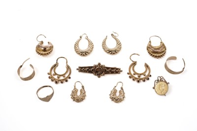 Lot 838 - A selection of gold jewellery