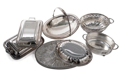 Lot 984 - A selection of plated metal wares