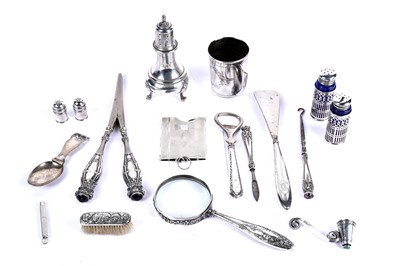 Lot 1000 - A selection of silver items, many American