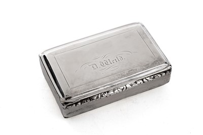 Lot 1121 - A George III silver snuff box