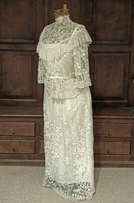 Lot 1505 - An Edwardian lace afternoon tea dress