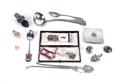 Lot 937 - A collection of silver, accessories and collectables