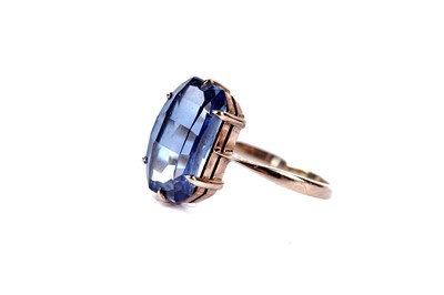 Lot 30 - A sapphire solitaire ring