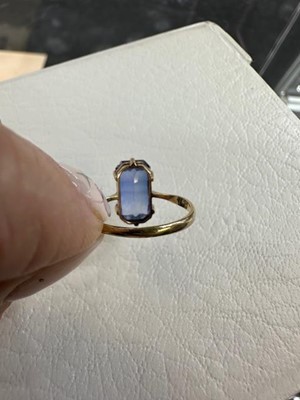 Lot 30 - A sapphire solitaire ring