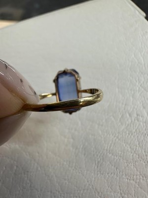 Lot 30 - A sapphire solitaire ring