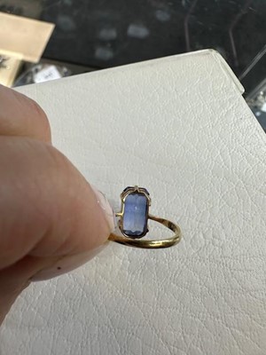 Lot 30 - A sapphire solitaire ring