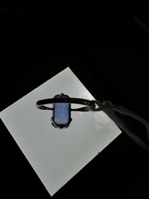 Lot 30 - A sapphire solitaire ring