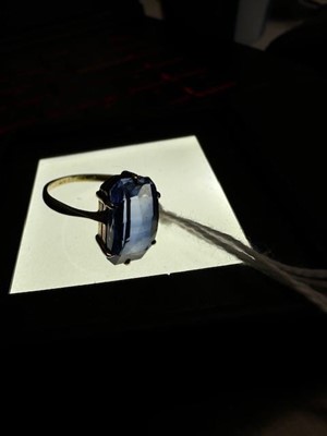 Lot 30 - A sapphire solitaire ring