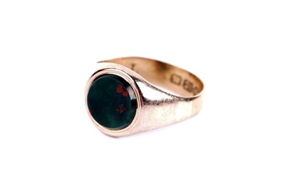 Lot 31 - A bloodstone signet ring