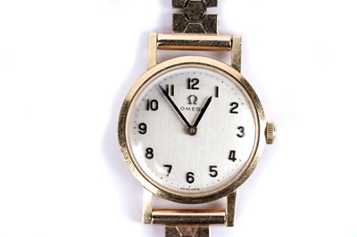 Lot 37 - A Marvin lady's 9ct yellow gold cased manual wind cocktail watch