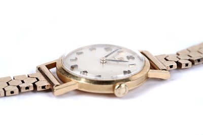 Lot 37 - A Marvin lady's 9ct yellow gold cased manual wind cocktail watch