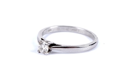 Lot 86 - A diamond solitaire ring