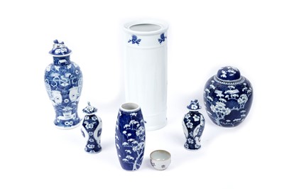 Lot 333 - A selection of Chinese ceramics