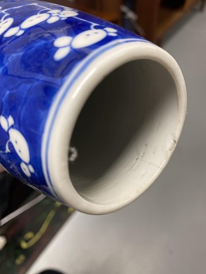 Lot 333 - A selection of Chinese ceramics